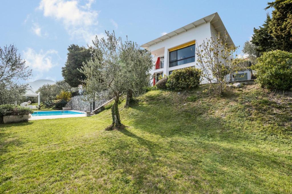 dom na wzgórzu z ogródkiem w obiekcie Villa Bianca w mieście Toscolano Maderno