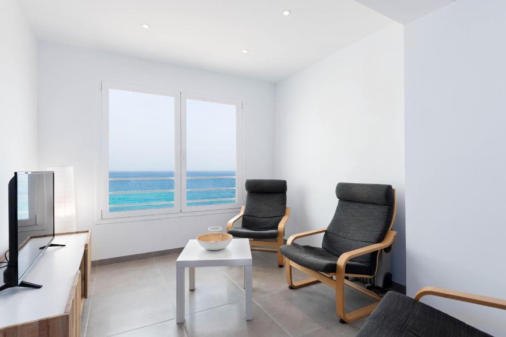 TV a/nebo společenská místnost v ubytování YourHouse Monges Apartment with sea views
