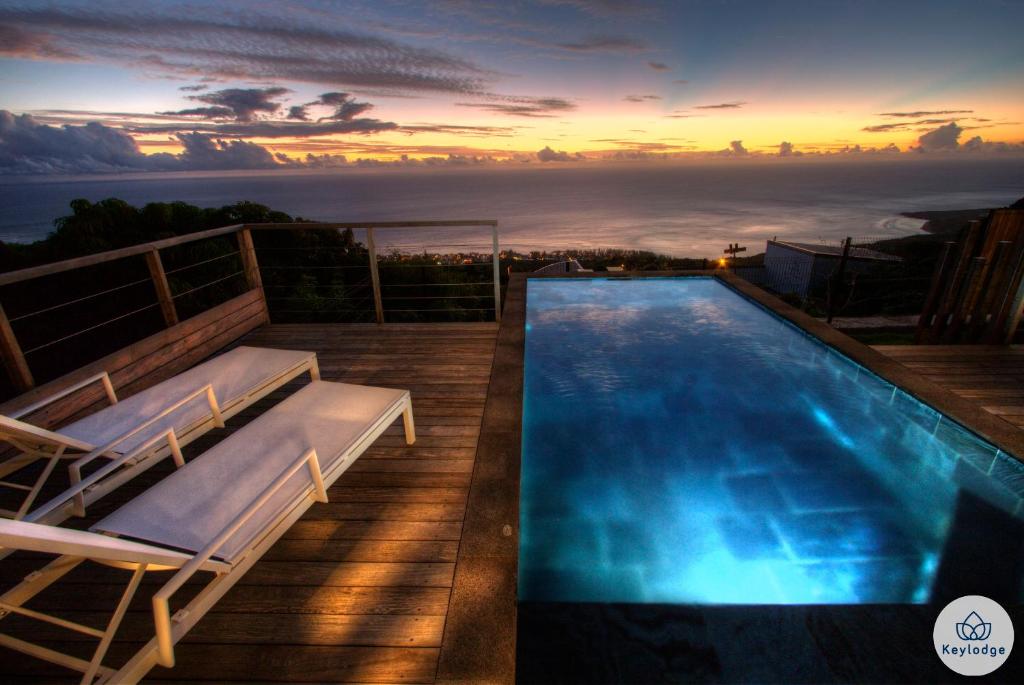 a swimming pool on a balcony with a view of the ocean at Villa Paloma 4 étoiles avec Piscine et Vue exceptionnelle sur l&#39;ocean à Saint-Leu in Saint-Leu