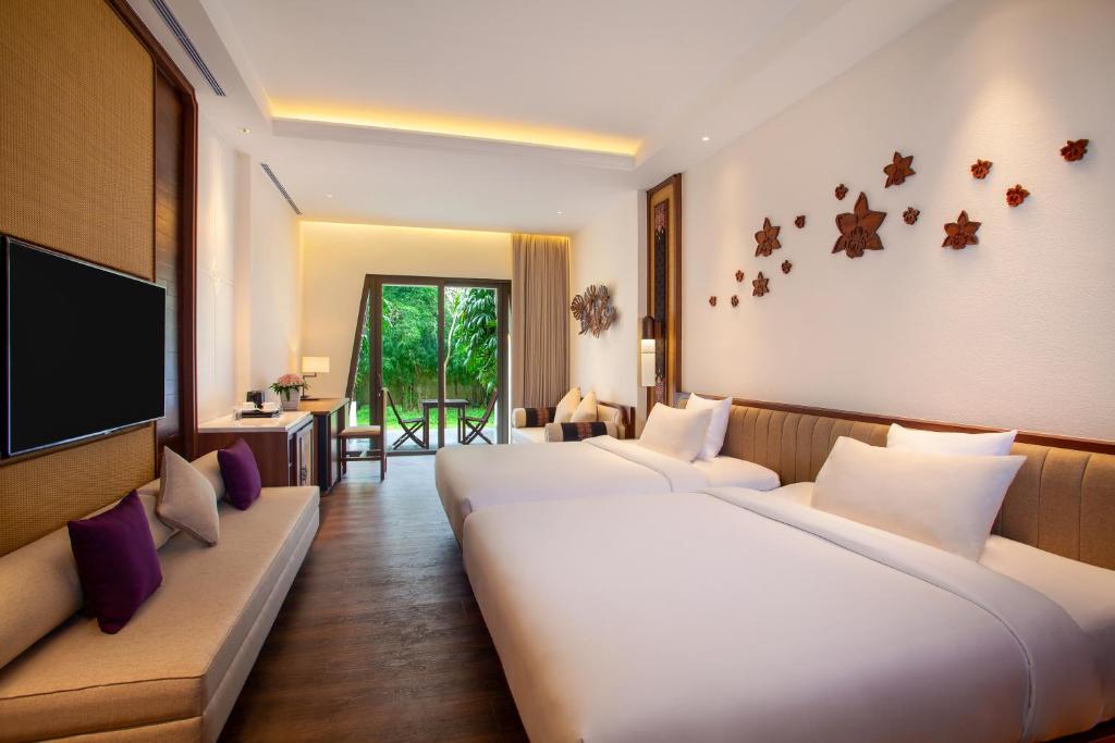 Uma TV ou centro de entretenimento em Novotel Bogor Golf Resort