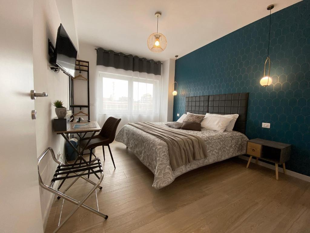 una camera con un letto con una parete blu di BARI ROOMS Carulli Suite a Bari