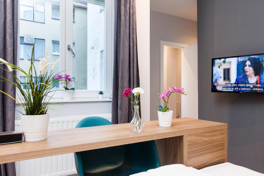 TV a/nebo společenská místnost v ubytování Rooms and Apartments Glossy