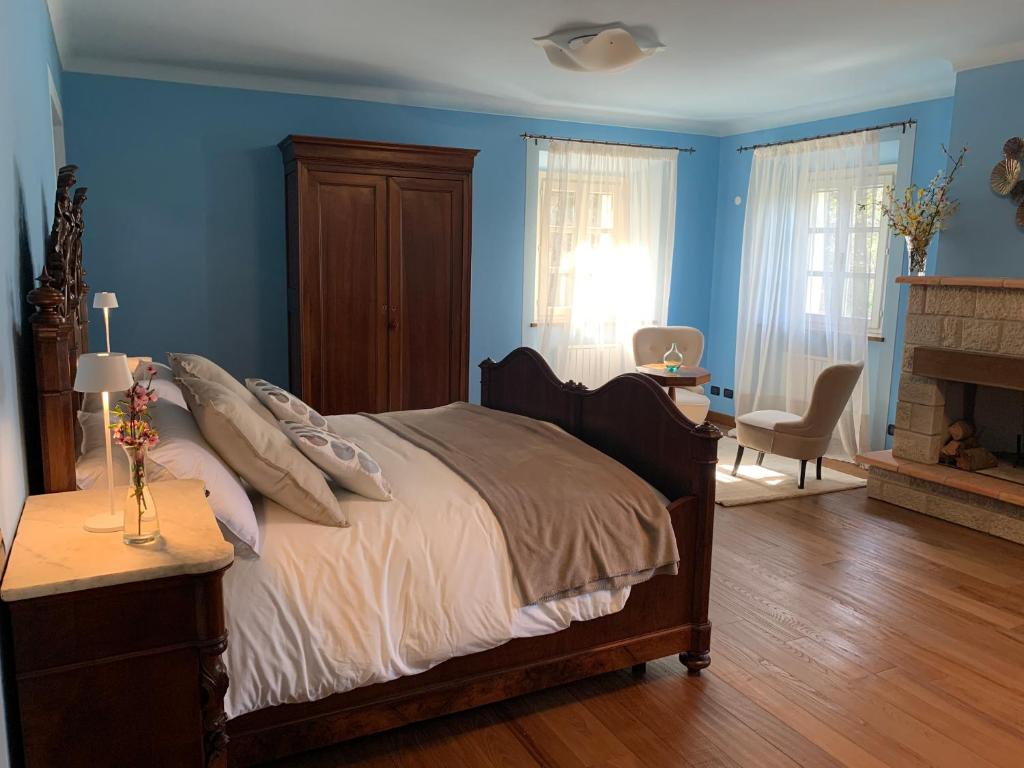A bed or beds in a room at Borgo La Morra