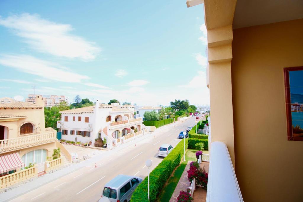 een balkon met uitzicht op een stadsstraat bij La Pata in Denia
