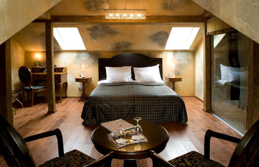 Una cama o camas en una habitación de Boutique Hotel Astoria