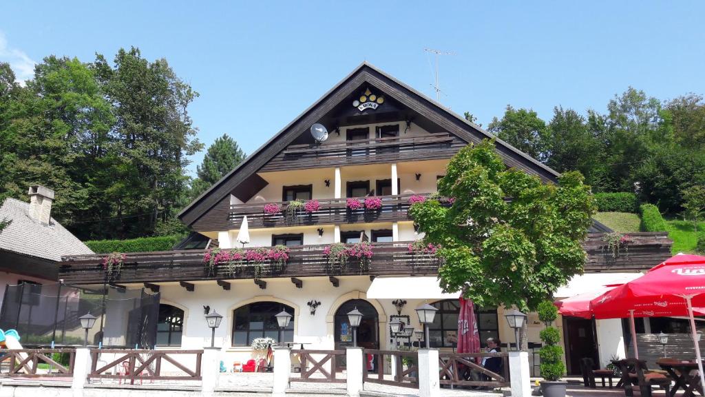 a building with a balcony with flowers on it at Sobe Krona in Radovljica