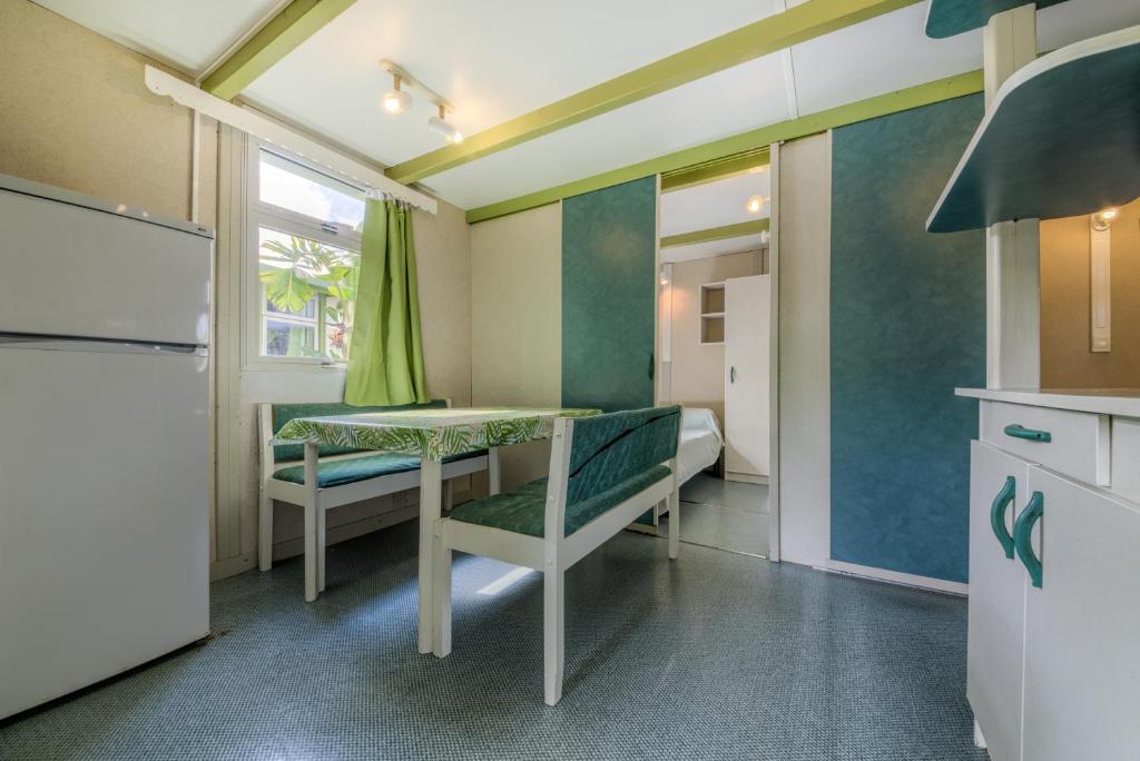 Kuchyňa alebo kuchynka v ubytovaní Glamping -Bungalows El Faro