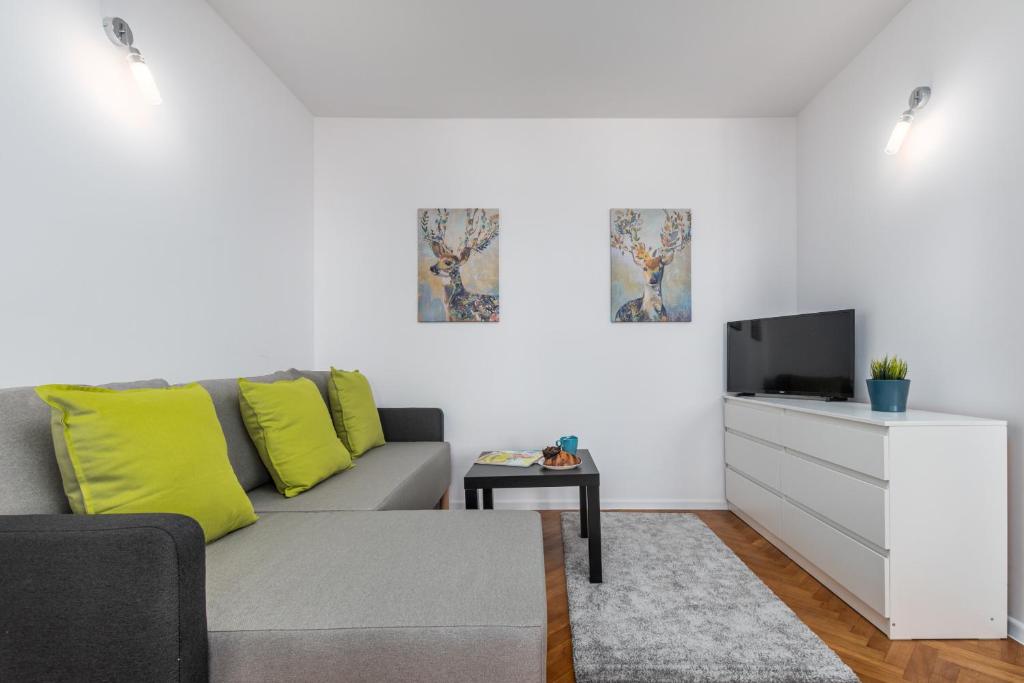 Televízia a/alebo spoločenská miestnosť v ubytovaní Apartaments Solec 79 by Noclegi Renters