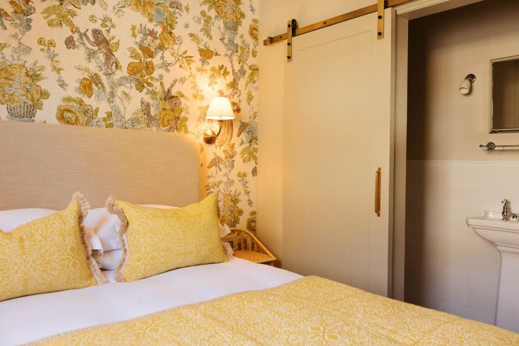 Letto o letti in una camera di The Yard in Bath Hotel