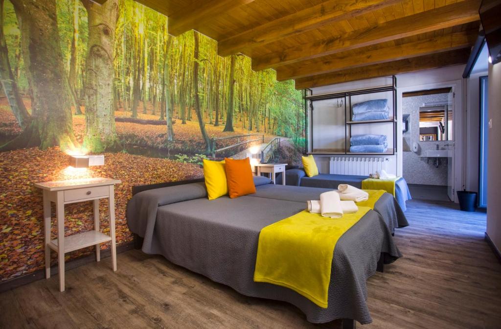 Schlafzimmer mit einem Bett mit Wandgemälde in der Unterkunft Pensión San Marcos in Palas de Rei