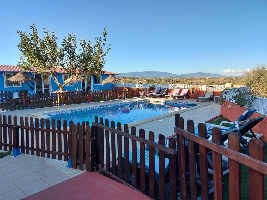 una gran piscina con una valla de madera alrededor en Quinta do Sol en Lagos