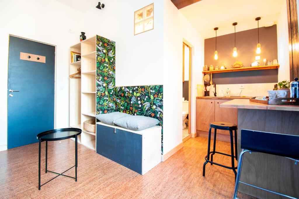 una cucina con bancone e due sgabelli in una stanza di Studio cosy sur l’île de Nantes / Proche Tramway a Nantes