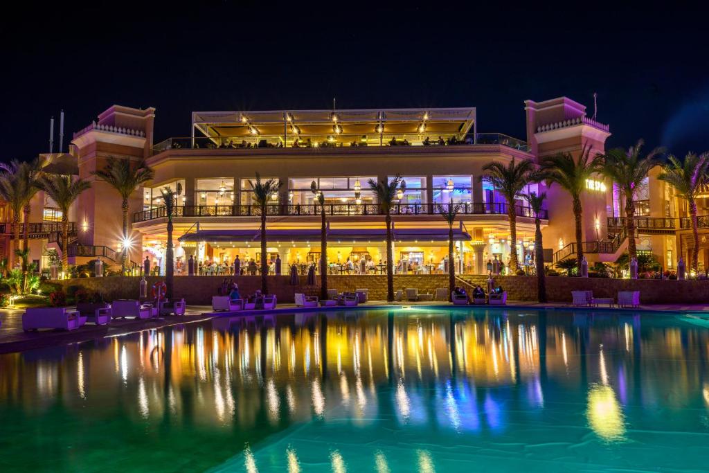 Bazén v ubytování Pickalbatros Palace - Aqua Park Hurghada nebo v jeho okolí