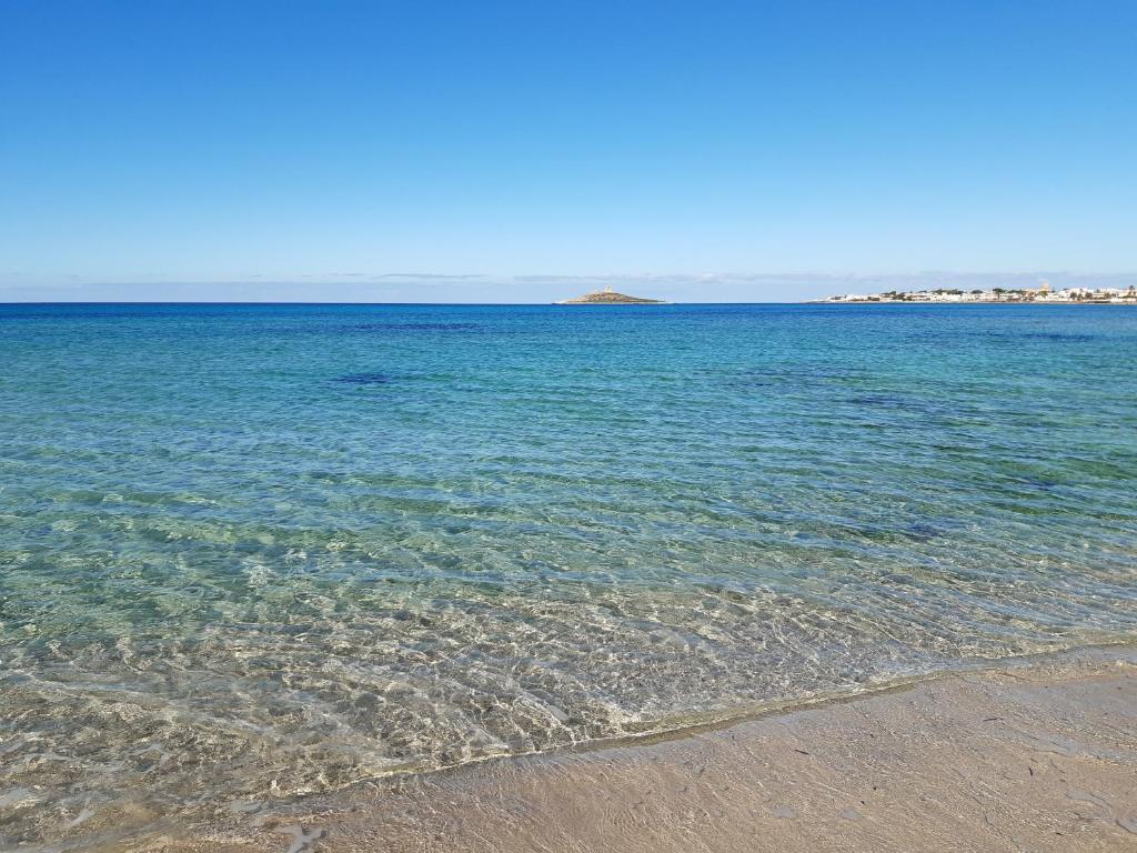 a view of the ocean from the beach at La Casetta sul Mare in Isola delle Femmine