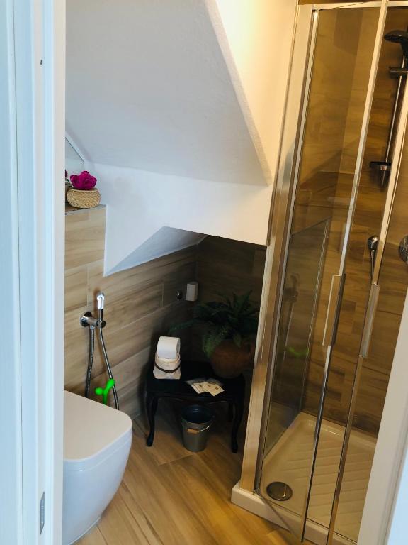 A bathroom at La Bloo di Vernazza - Sea View - AC&WiFi - Vernazzarentals