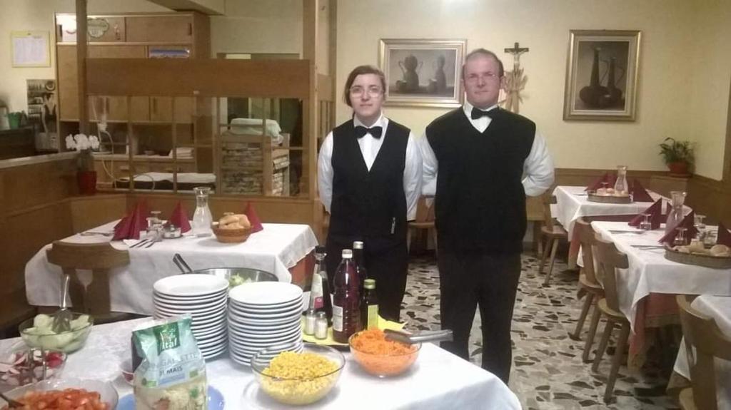 Členové personálu v ubytování Gasthaus Pension Flora an der Weinstrasse