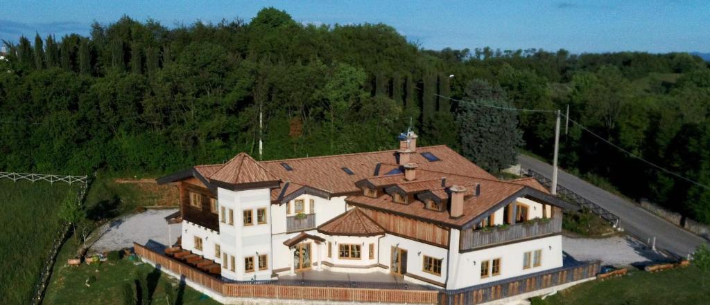 an aerial view of a large house with a roof at Millennium Stube Locazione Turistica in Zovencedo