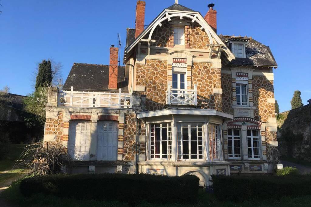 Une vieille maison avec des tourelles en haut dans l'établissement Abbey Road Le Thoureil Maison 6 chambres 12 personnes, à Le Thoureil