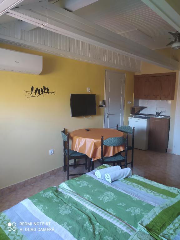 Telewizja i/lub zestaw kina domowego w obiekcie Apartmanház Gabriella