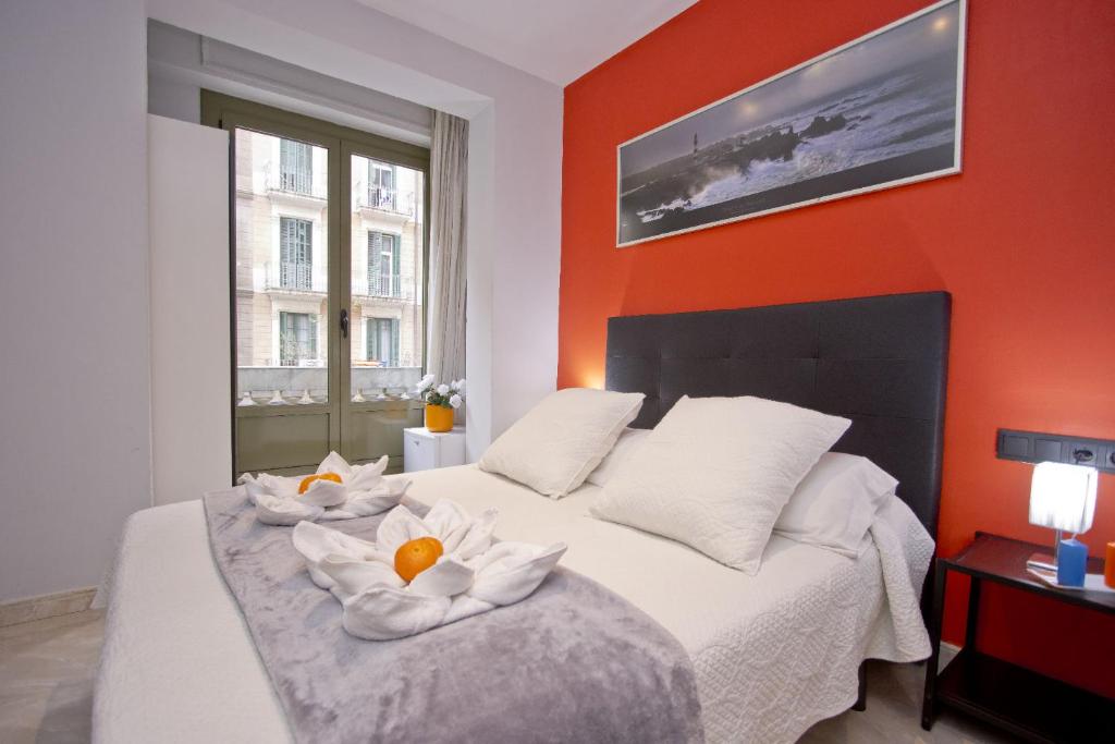 - une chambre avec un lit et des serviettes dans l'établissement Barcelona City Centre Hostal, à Barcelone