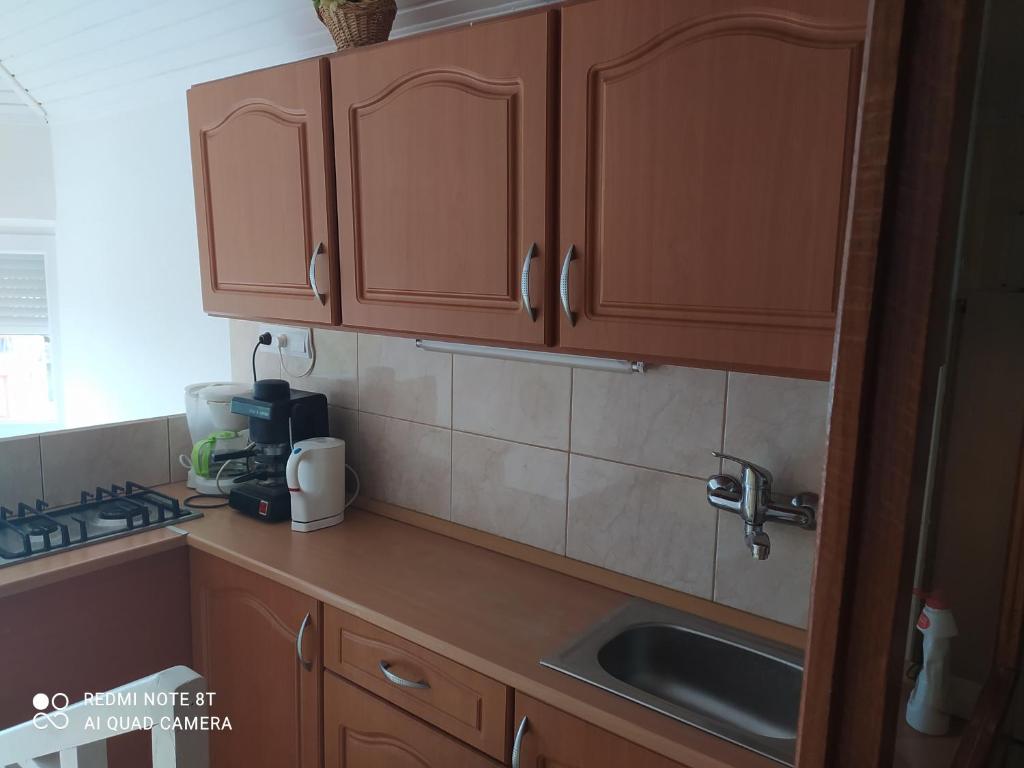 Kuchnia lub aneks kuchenny w obiekcie Apartmanház Gabriella