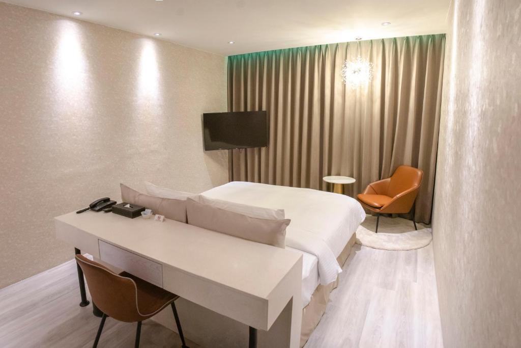 TV a/nebo společenská místnost v ubytování Fifth Avenue Motel