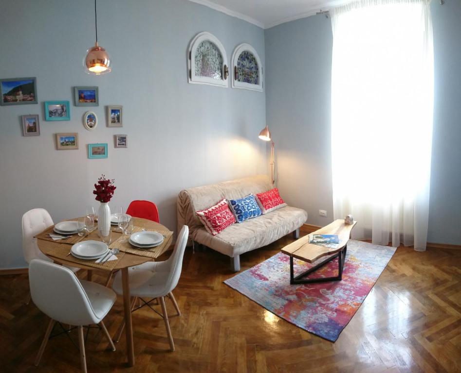 Χώρος καθιστικού στο Black Gate - 2 Bedroom Apartment in the Heart of Old Town with Free Private Secured Parking