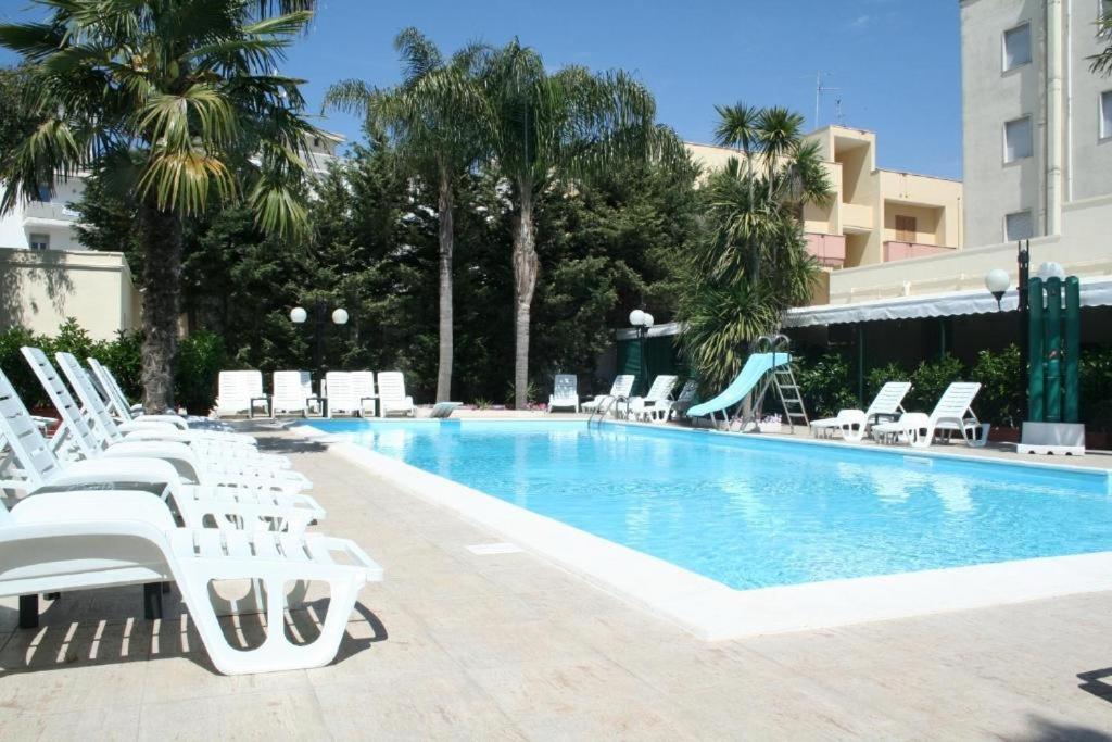 Bazén v ubytování Hotel Rivabella nebo v jeho okolí
