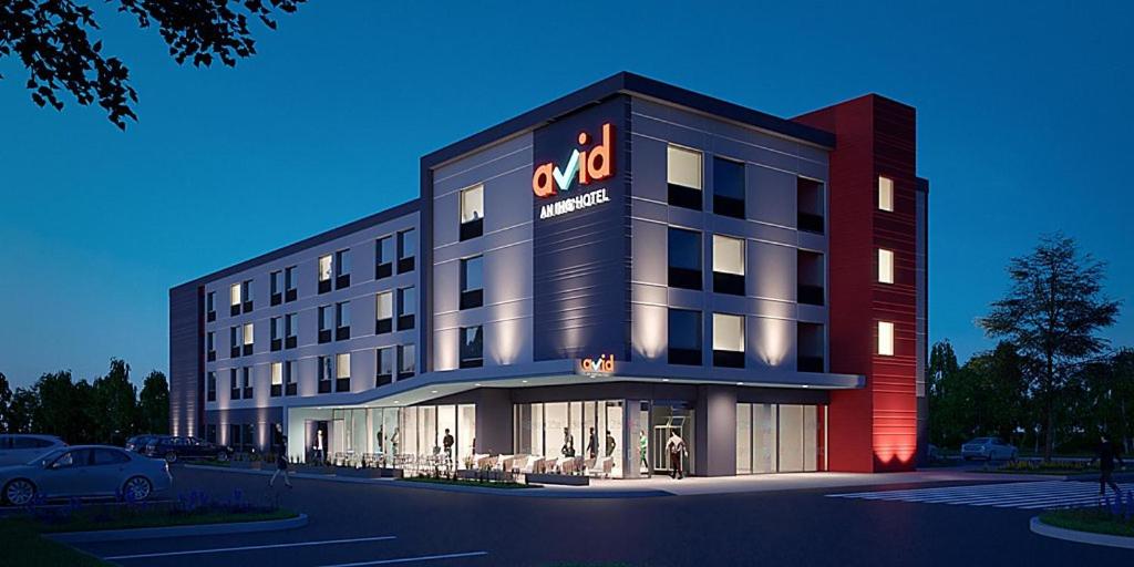 列克星敦的住宿－avid hotels - Lexington - Hamburg Area, an IHG Hotel，建筑的侧面有标志