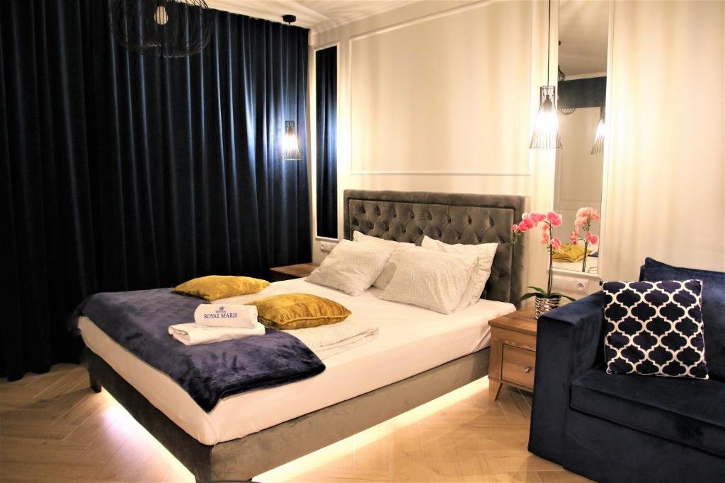 a bedroom with a bed with two towels on it at Apartamenty Royal Maris 1 - najlepsza lokalizacja w Ustce, blisko plaży i portu, bezpłatny parking, ścisłe centrum in Ustka