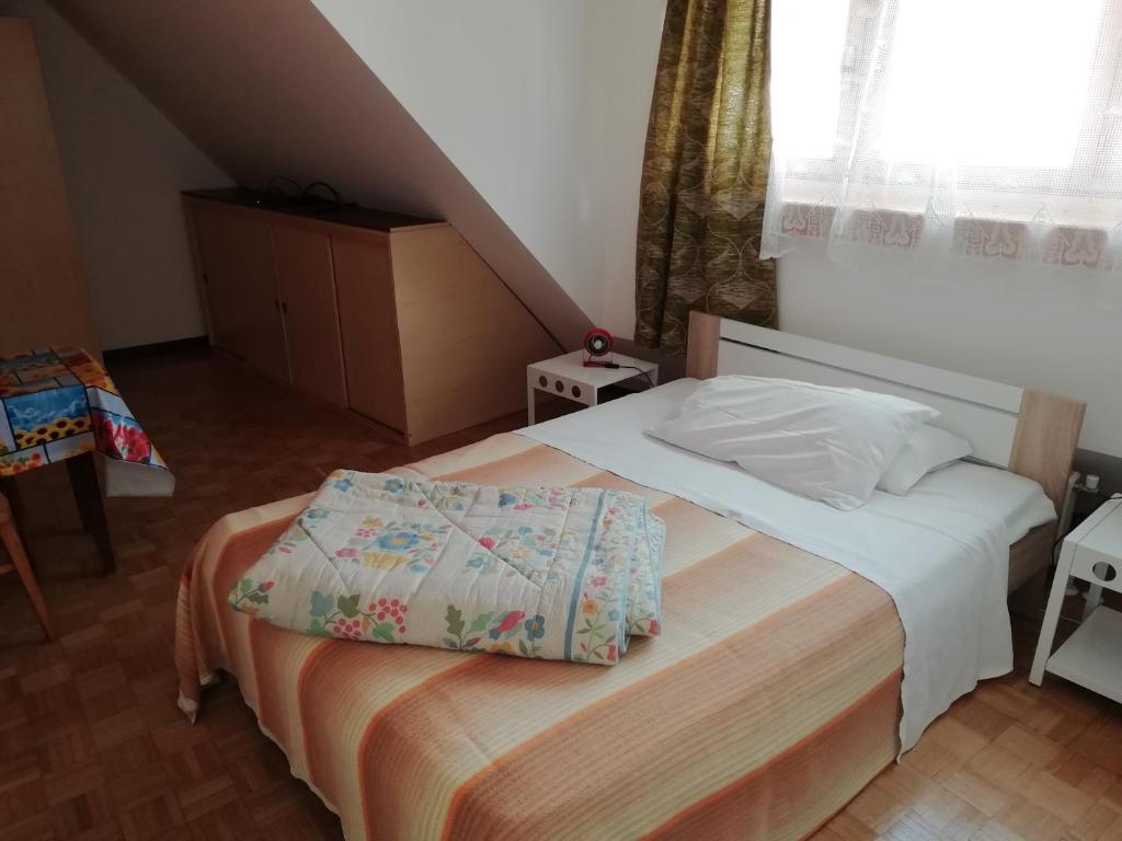 Postel nebo postele na pokoji v ubytování Gasthaus Pension Flora an der Weinstrasse