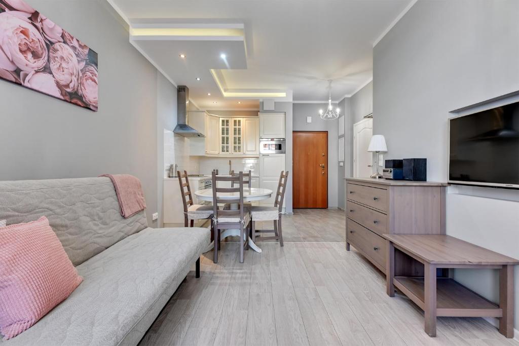 Televízia a/alebo spoločenská miestnosť v ubytovaní Grand Apartments - Neptun Park Jelitkowo - Prowansja