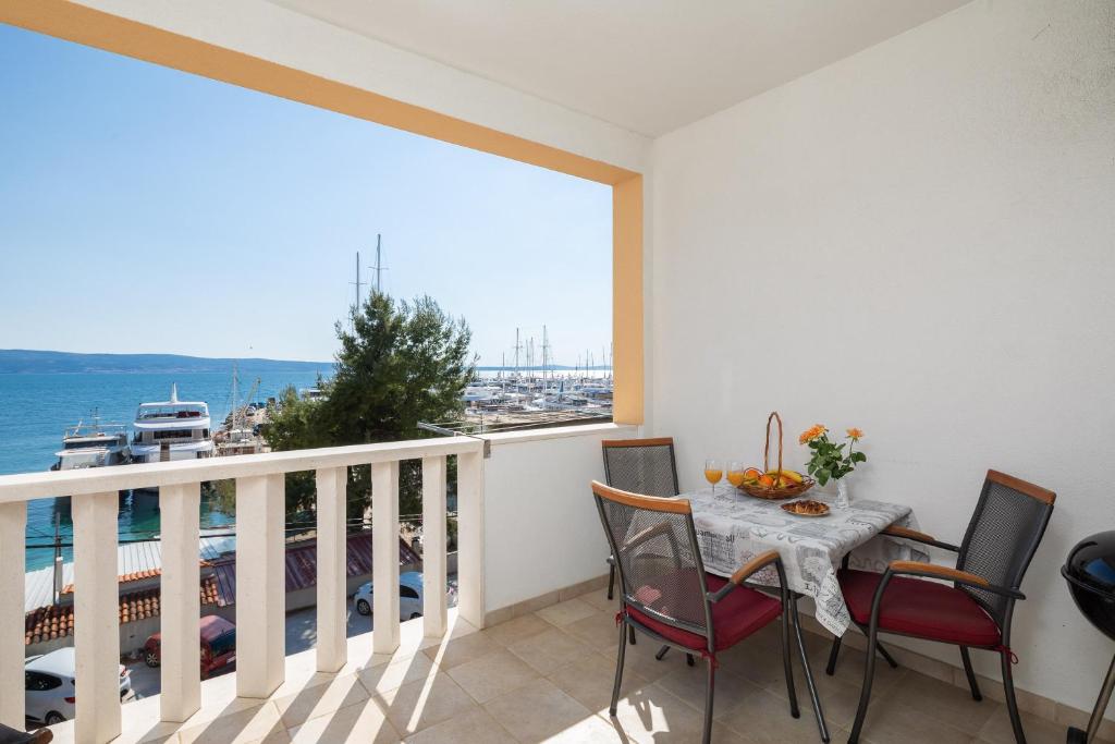 Balkón nebo terasa v ubytování J.B. Beachfront Suites