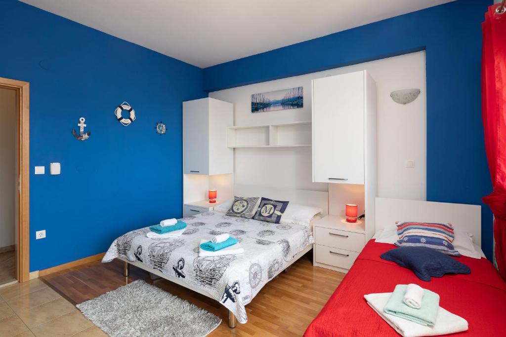 Postel nebo postele na pokoji v ubytování J.B. Beachfront Suites