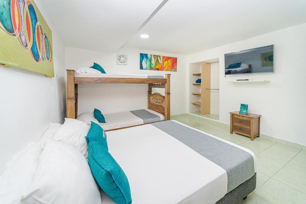 1 dormitorio con 1 cama y 1 litera en Hotel Ayenda Casa Paraiso 1327, en Barranquilla