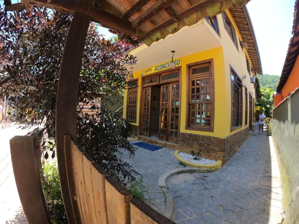  CASA NO CENTRO DA VILA COM DOIS OU TRÊS QUARTOS