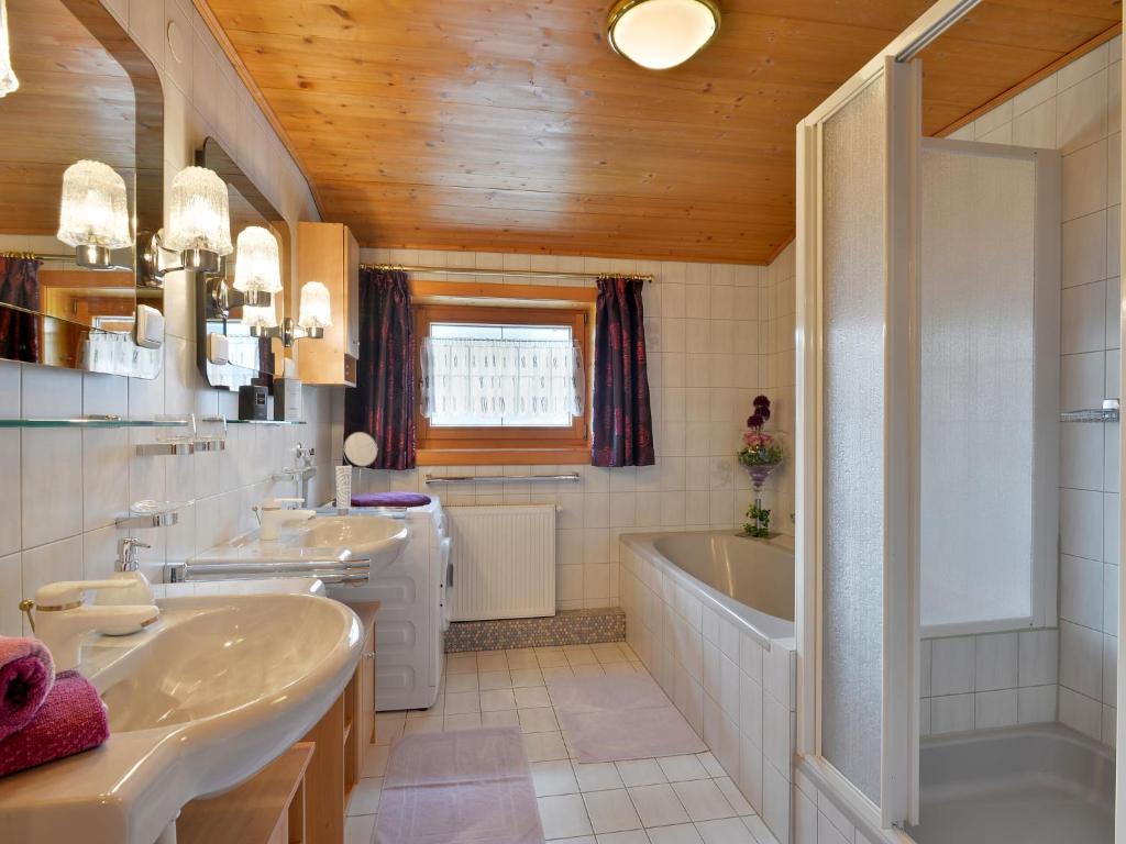 Kúpeľňa v ubytovaní Apartment Comfortappart Eberharter by Interhome