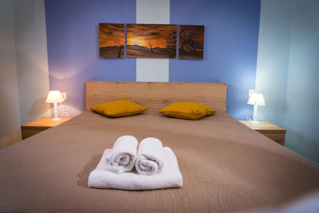 A bed or beds in a room at Seaside Apartments
