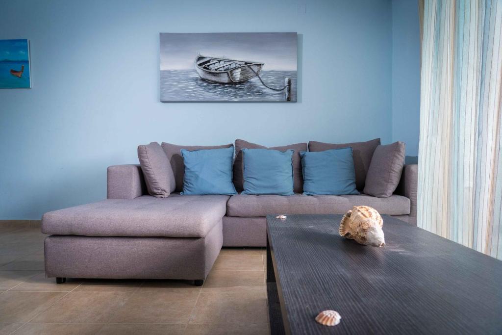 A seating area at Seaside Apartments