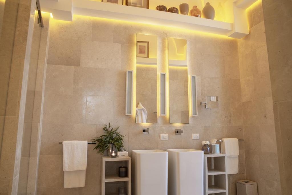 A bathroom at Palazzo Lecce - Epoca Collection