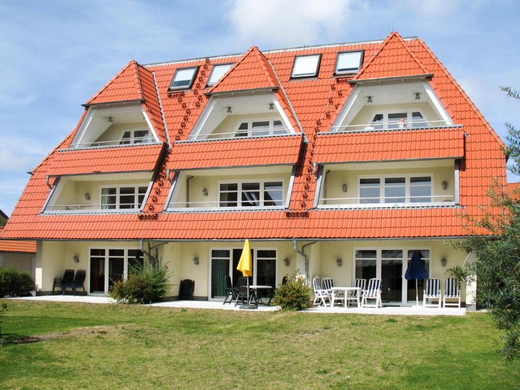 ein großes Haus mit orangefarbenem Dach in der Unterkunft Apartment Stubbenkammer by Interhome in Breege