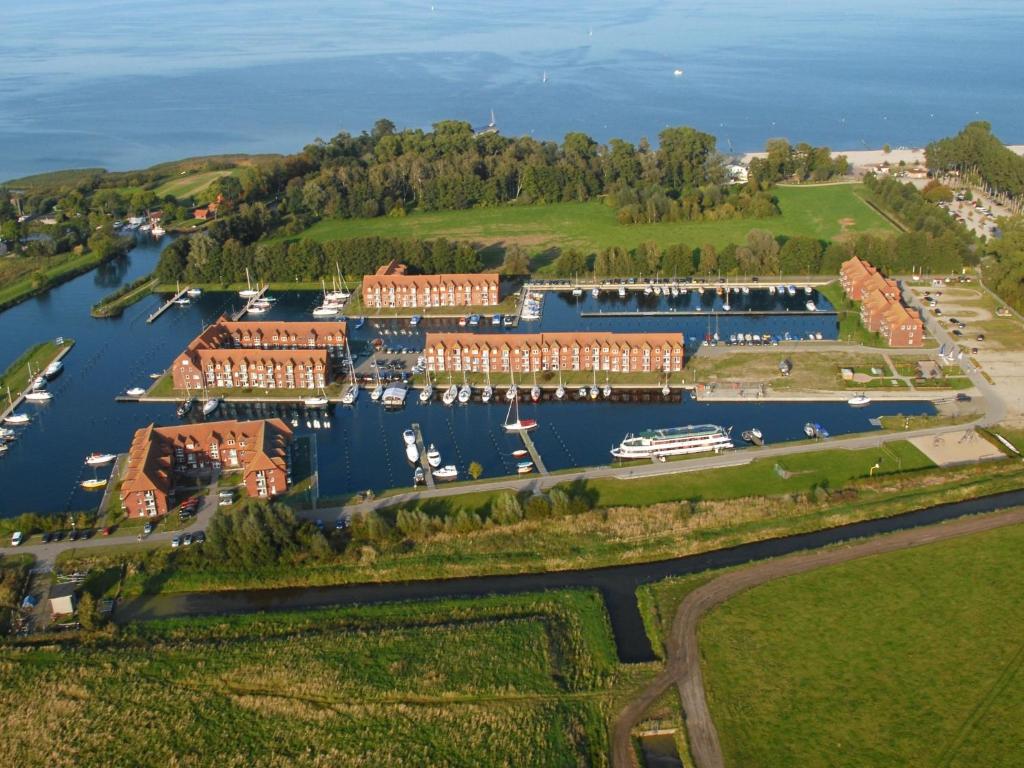 eine Luftansicht auf einen Yachthafen mit Booten im Wasser in der Unterkunft Apartment Lagunenstadt Ueckermünde-2 by Interhome in Ueckermünde