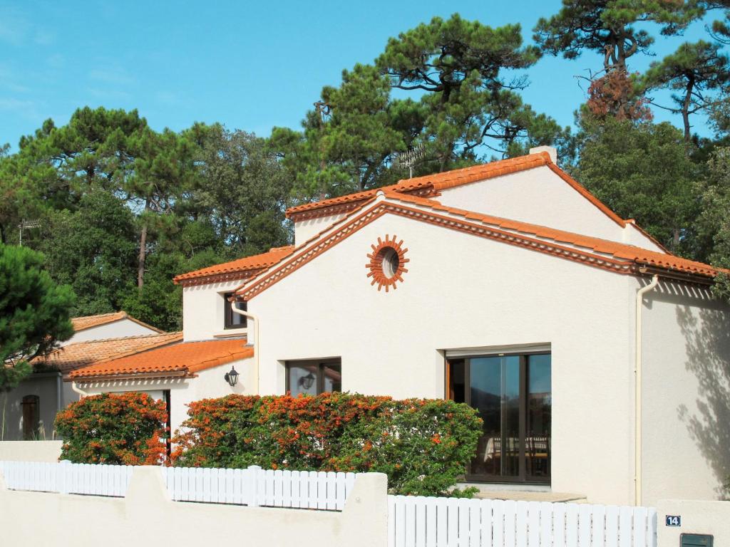 une maison blanche avec couronne sur le toit dans l'établissement Holiday Home Les Bars by Interhome, à La Tranche-sur-Mer