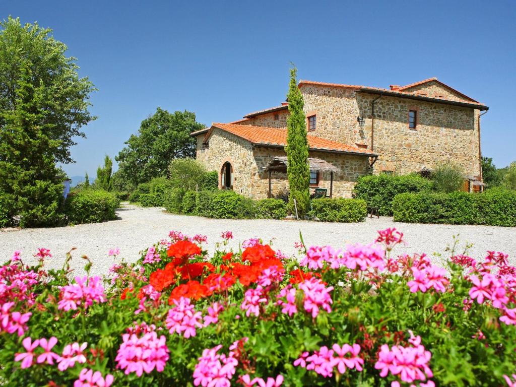 un giardino fiorito di fronte a un edificio di Apartment La Colomba n-4 by Interhome a Starda