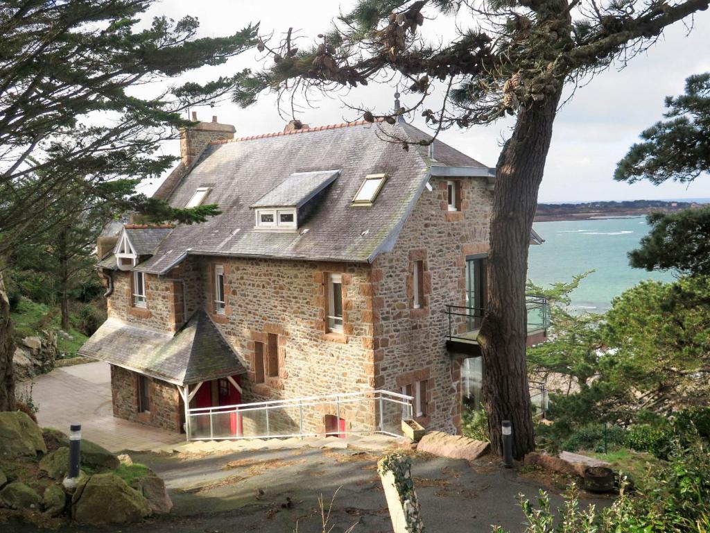 une ancienne maison en pierre sur la rive de l'océan dans l'établissement Villa Roch Glaz by Interhome, à Perros-Guirec
