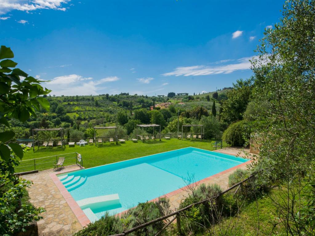 una imagen de una piscina en un jardín en Apartment Il Frantoio by Interhome, en Grassina