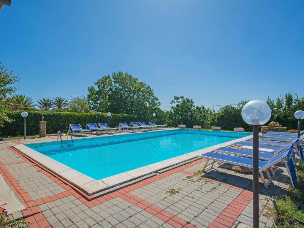 Basen w obiekcie Holiday Home Coast-2 by Interhome lub w pobliżu