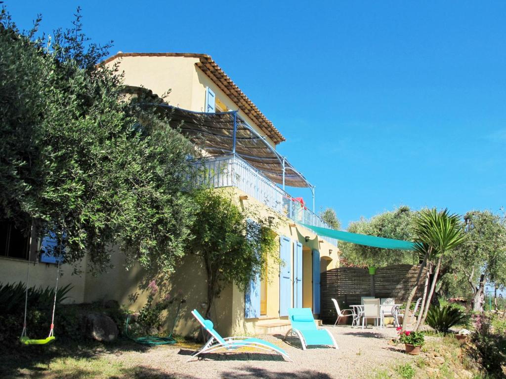 カブリにあるApartment La Petite Toscane - CBX100 by Interhomeの庭に青い椅子が2脚ある家