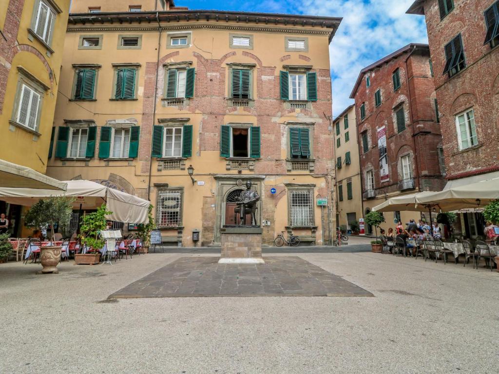 ルッカにあるApartment Palazzo Cittadella by Interhomeの建物のある街の空き道