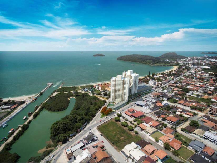 uma vista aérea de uma cidade e do oceano em Lindo Apto em Home Club na Praia Alegre em Penha